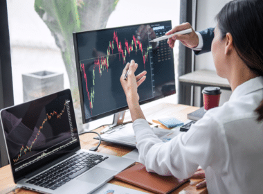 Two traders in front of screen